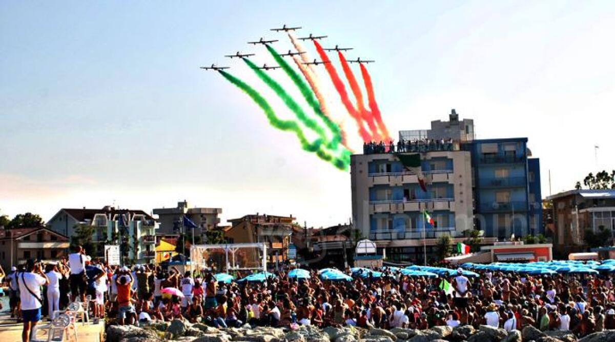 Spettacolo con il grande show Frecce Tricolori, per il ponte 2 giugno estate entra nel vivo a Bellaria -