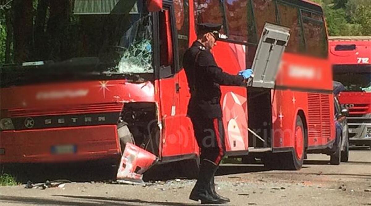 VIDEO: con la moto contro un bus in gita scolastica, muore 35enne a Sant'Agata Feltria -