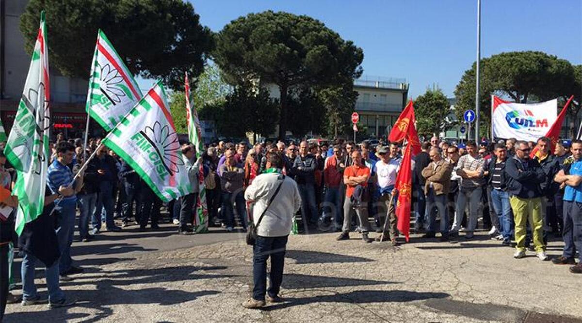 Riesce in pieno lo sciopero nazionale dei lavoratori, davanti all'SCM di Rimini - 