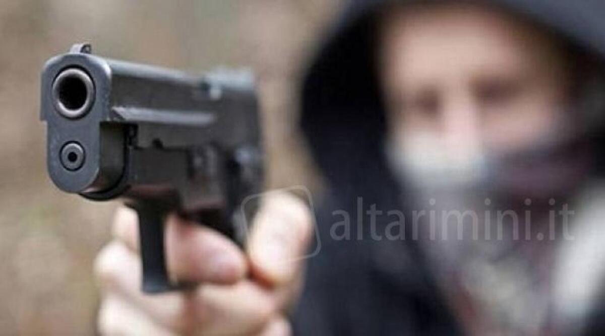 Paura in un parcheggio a Rimini: due ragazze minacciate con pistola e rapinate - 