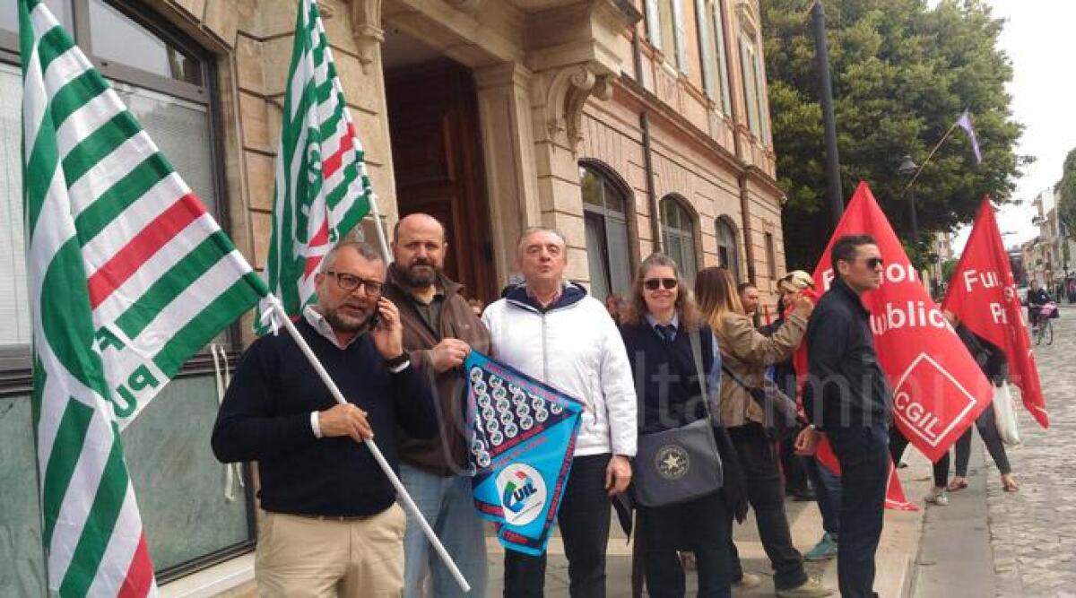 Polizia locale senza tutele economiche e contratto, sit-in davanti alla Prefettura di Rimini - 
