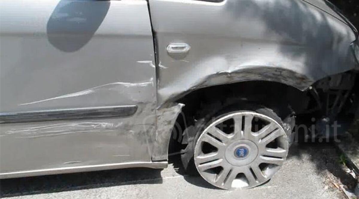 VIDEO: ladri in fuga, schianto e arresti. Tre auto distrutte e forze dell'ordine ferite - 