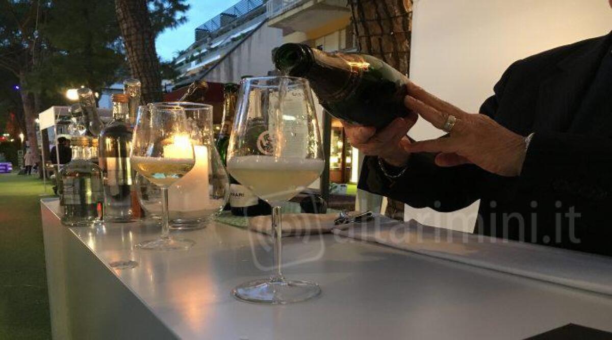 Week-end ‘spumeggiante’ a Riccione: in migliaia per bollicine e green design -