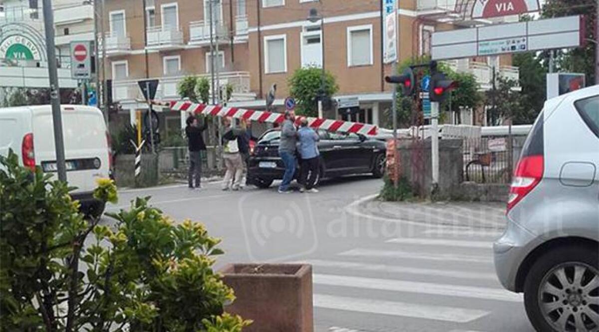 Rimane incastrato con l’auto al passaggio a livello, tragedia sfiorata a Bellaria Igea Marina -