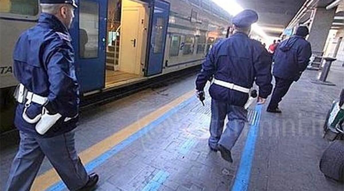 Droga sul treno: scendono a Rimini, per sfuggire agli agenti gettano la droga sui binari - 