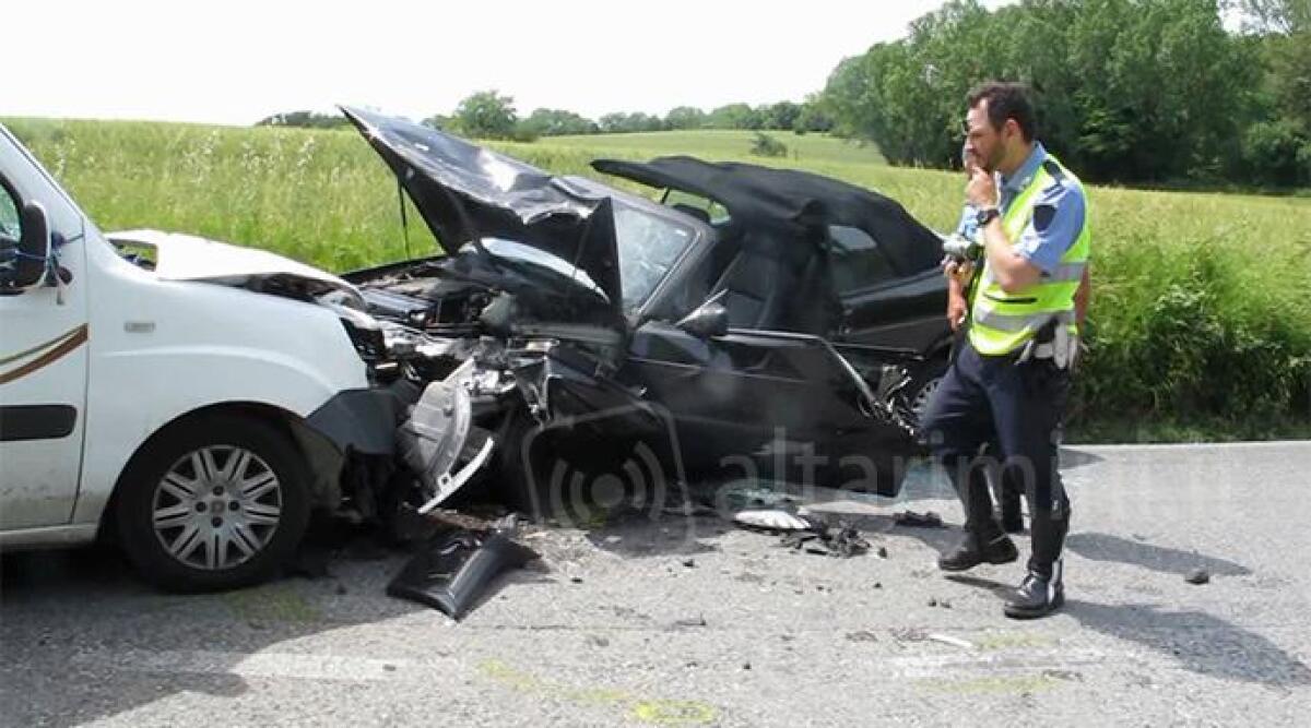VIDEO: spaventoso frontale a Sant'Andrea in Besanigo, grave 46enne estratto dalle lamiere -