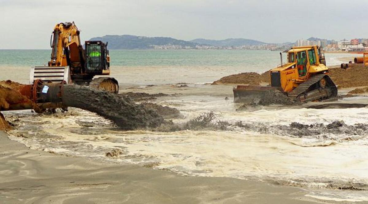 Erosione costa, iniziato intervento a Riccione: in arrivo 30mila metri cubi di sabbia al giorno - 