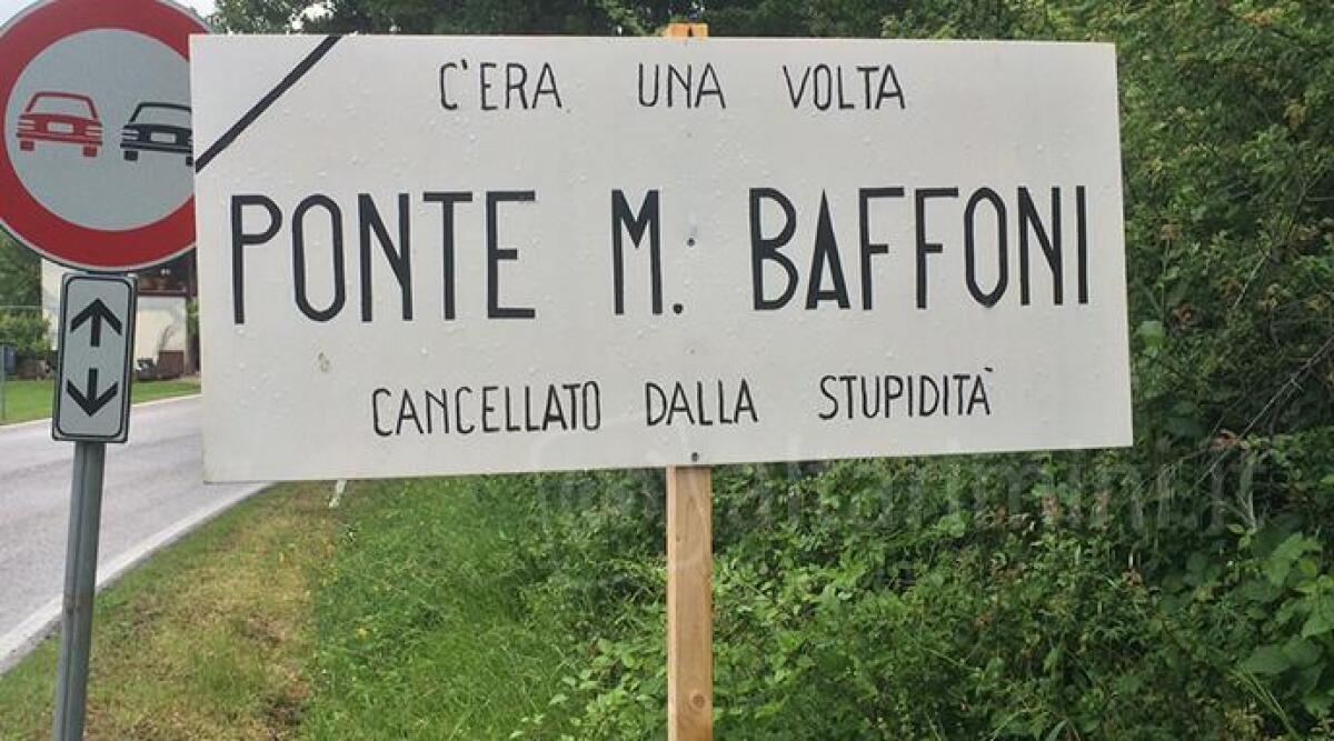 Dopo 300 anni cancellata la storica localit&agrave; di Ponte Baffoni, appare un cartello di protesta - 