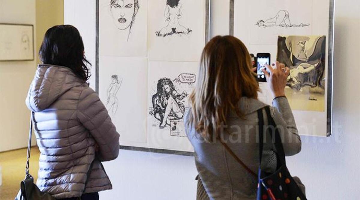 Eliminati disegni erotici di Fellini in mostra alla Biennale di Rimini, fogli strappati dai cataloghi - 