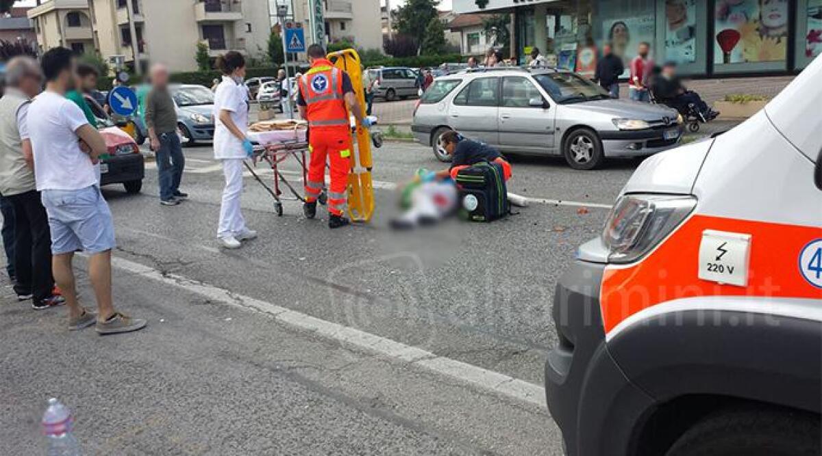 VIDEO: pedone travolto mentre attraversa sulla Statale Adriatica a Riccione. E' gravissimo -