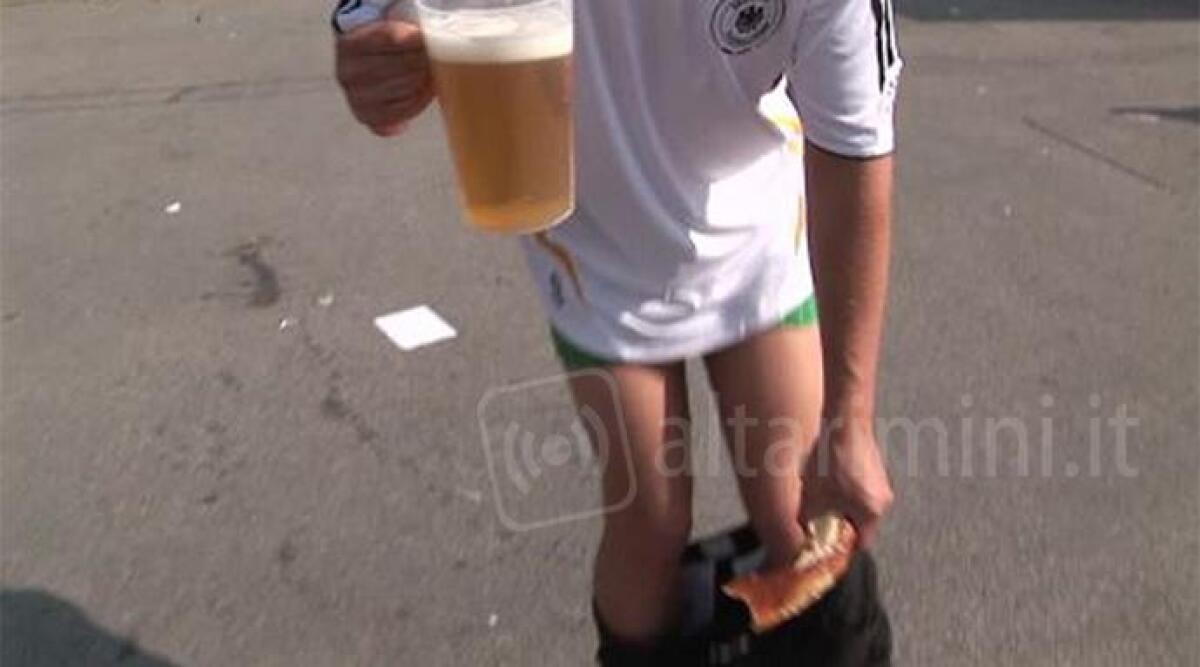 Rimini, studenti universitari completamente ubriachi urinano in strada davanti a tutti - 