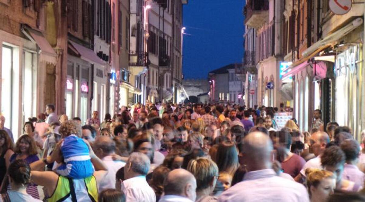 Sorpresa Rimini Shopping Night, tutti mercoledì di luglio negozi in centro aperti fino a tardi e musica -
