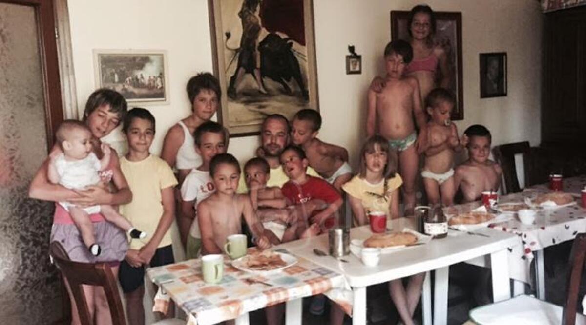 Quattordici figli: la famiglia italiana super numerosa in vacanza a Rimini - 