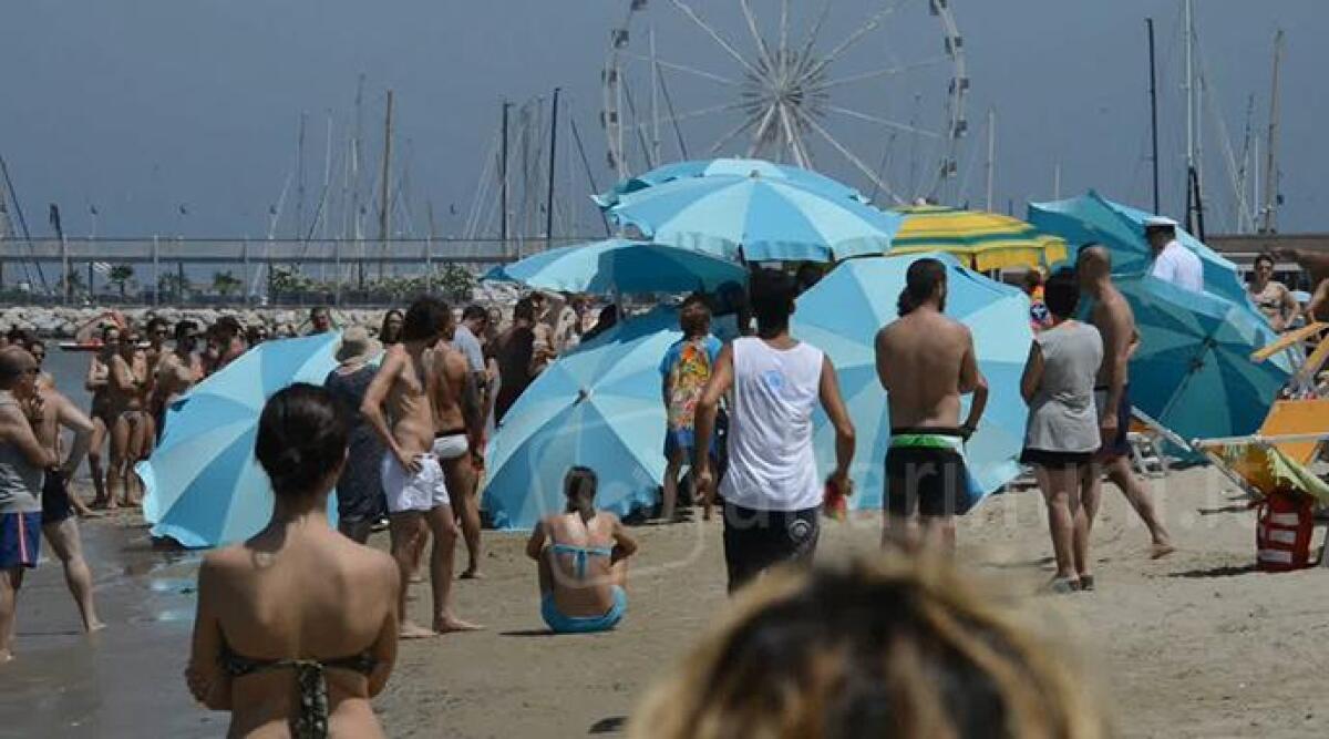VIDEO: due bimbi rischiano di annegare in mare a San Giuliano, uno è grave. Padre ferito per salvarli -