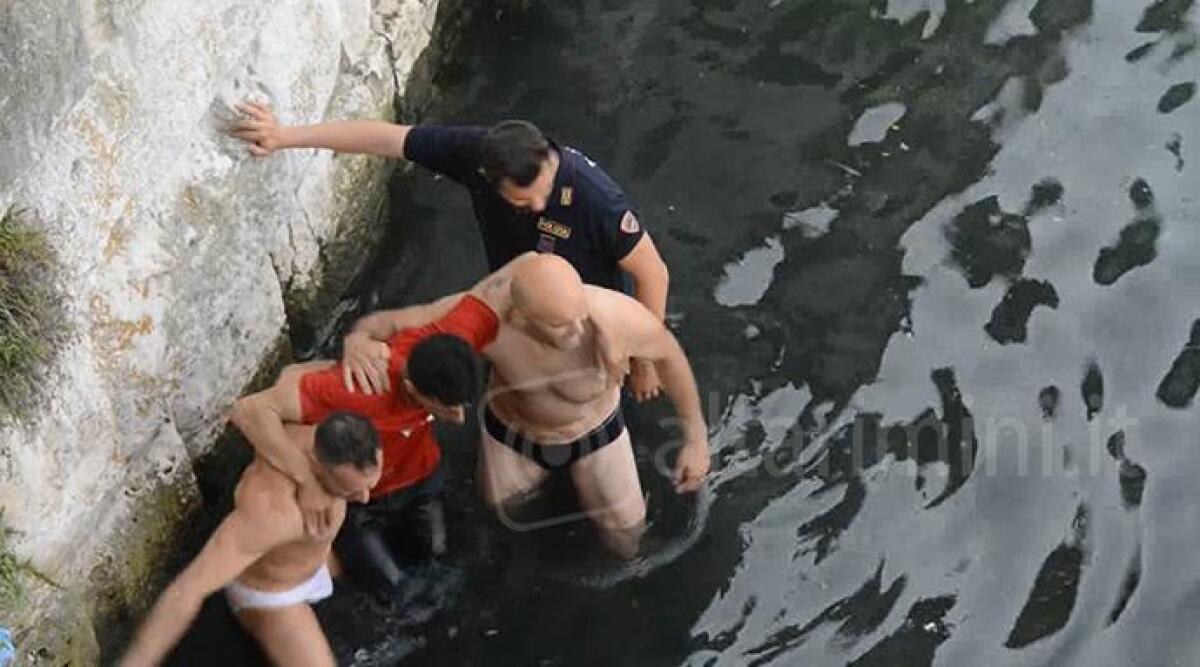 VIDEO: Rimini, è ammanettato ma scappa dalla questura. In fuga, si getta dal ponte di Tiberio -