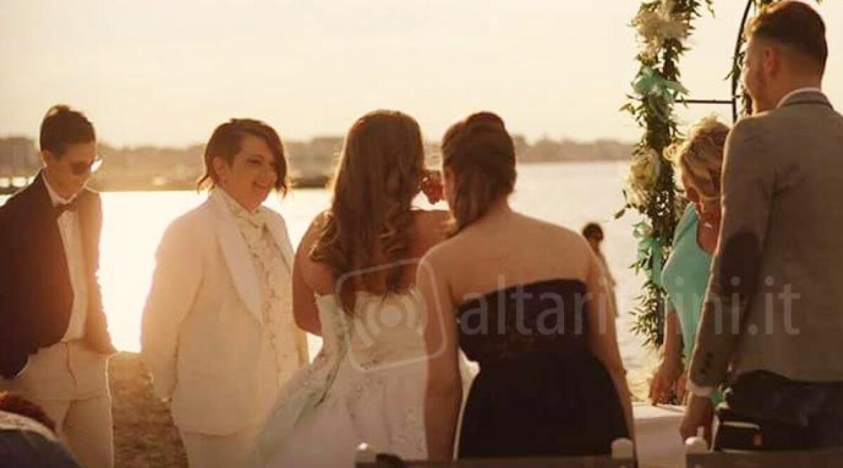 Matrimoni gay, per due ragazze di Modena nozze sulla spiaggia di San Giuliano Rimini - 