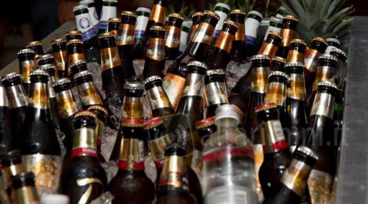 Niente frigobar per tenere alcolici, a Rimini prime multe ai minimarket: sanzioni fino a 500 euro - 