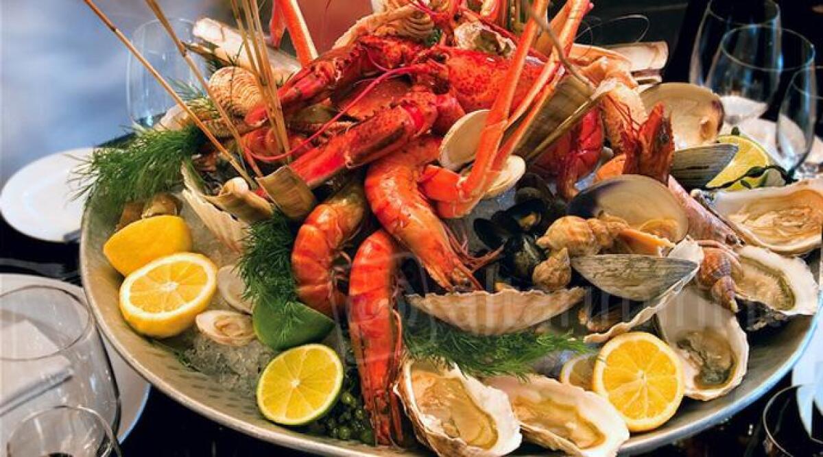 Cena a &lsquo;sbafo&rsquo;, dopo l&rsquo;abbuffata scappano. Si nascondono nella casetta bimbi dell'asilo, denunciati - 