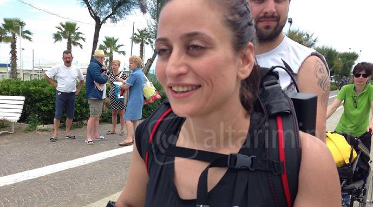 VIDEO: record-miracolo di Manuela, paraplegica fa 15 km con l’esoscheletro sul lungomare di Rimini -