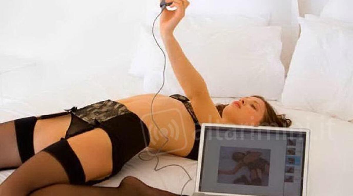 Chat erotiche: studentessa riminese si spoglia sul web per pagarsi gli studi universitari - 