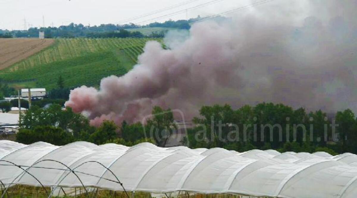 VIDEO: incendio capannone industriale Cerasolo, fumo rosso per centinaia di metri. Forse un fulmine -