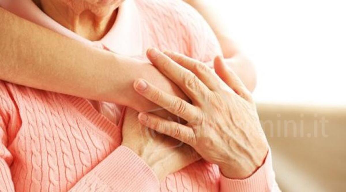 Ragazza 25enne avvicina un'anziana, con il trucco dell'abbraccio le ruba la catenina d'oro - 