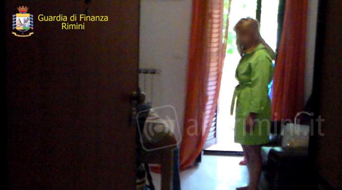 VIDEO: un intero residence per la prostituzione, le immagini del blitz della Finanza di Rimini - 