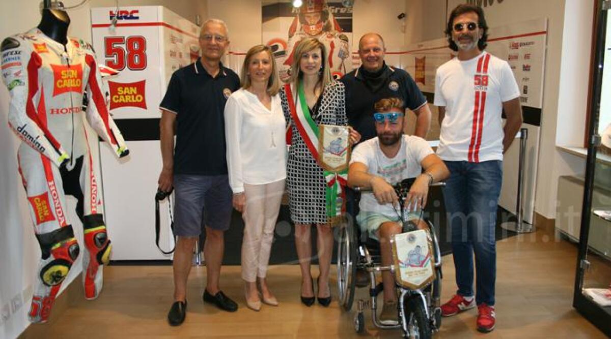 Lions Club Riccione dona moderno 'ruotino' per disabili a Mirco, consegna alla galleria Simoncelli -