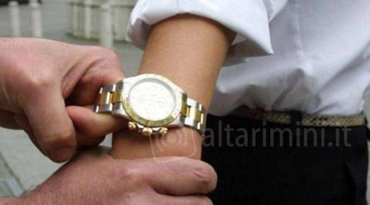 Riccione: lo immobilizzano e gli rubano il Rolex. Torna a colpire la banda degli scippatori &lsquo;di lusso&rsquo; - 