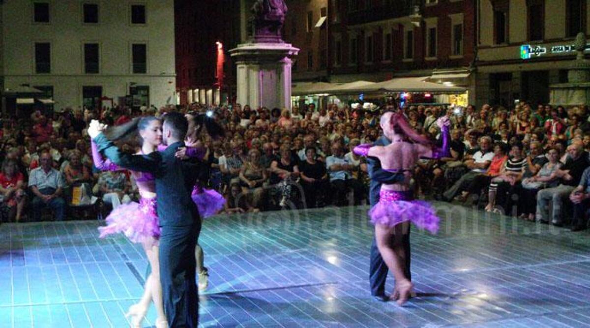Piazza Cavour diventa una 'balera' a cielo aperto, spettacolo con il Gran Premio di ballo liscio -