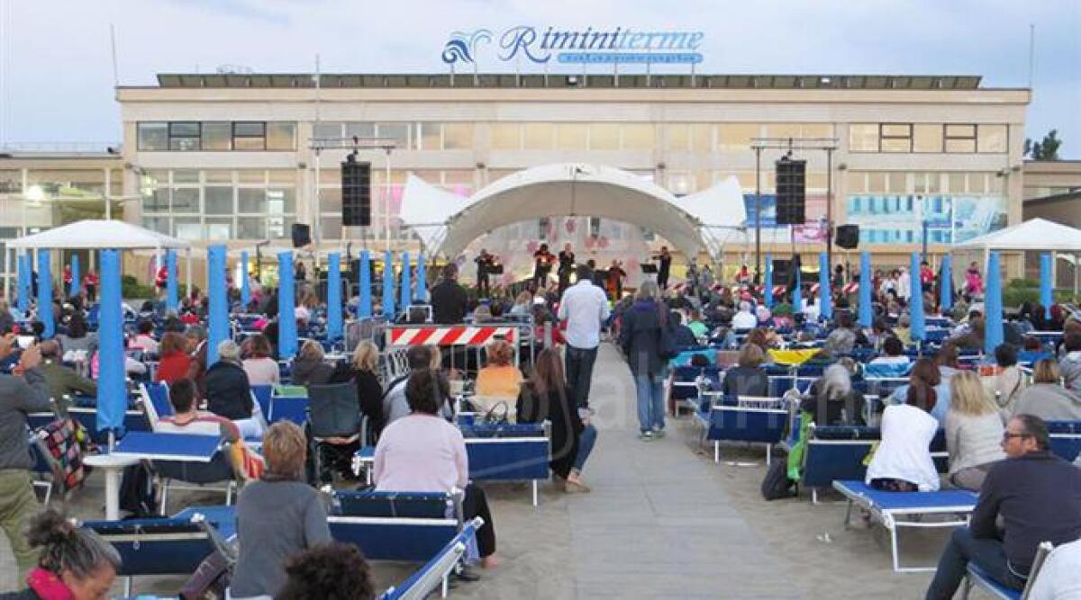 Notte Rosa, tradizionale concerto all'alba. Sulla spiaggia di Riminiterme Alberto Fortis - 