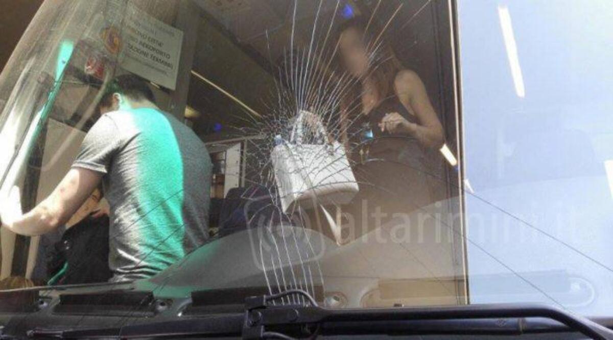 Panico sul bus a Riccione: scende, estrae un&rsquo;accetta, spacca il parabrezza e scappa - 