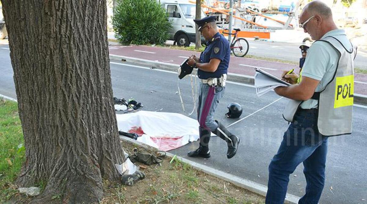 VIDEO: in scooter contro albero muore ragazza 20enne. Ancora un tragico incidente a Rimini -