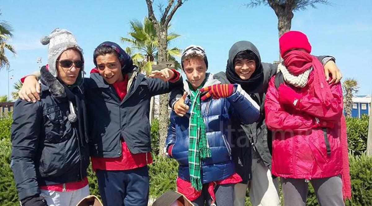 Caldo da brividi, la foto dei cinque ragazzi vestiti contro il freddo diventa virale -