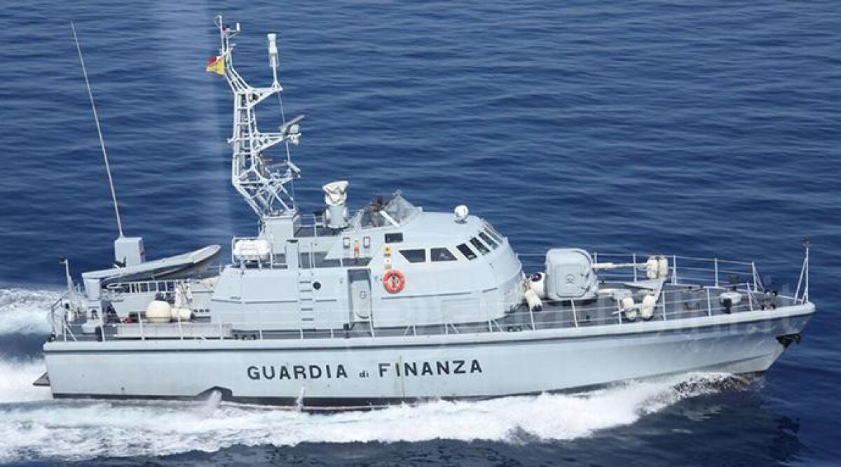 Guardiacoste della Finanza di Rimini soccorre due persone in difficolt&agrave; su imbarcazione al largo - 