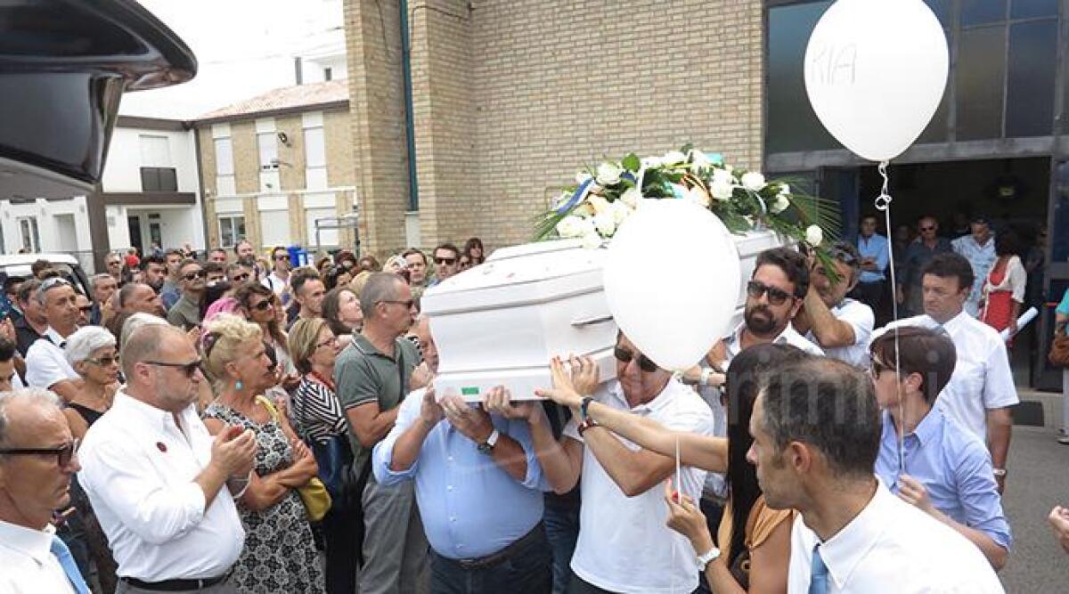 Addio tra le lacrime per il 16enne Maurizio Zanzani: "Non dimenticate mio figlio" - 