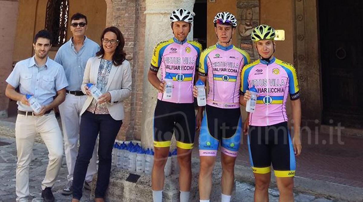 Ambasciatori della Sostenibilit&agrave;, Hera dona un Kit di borracce ai ciclisti della Virtus Villa - 