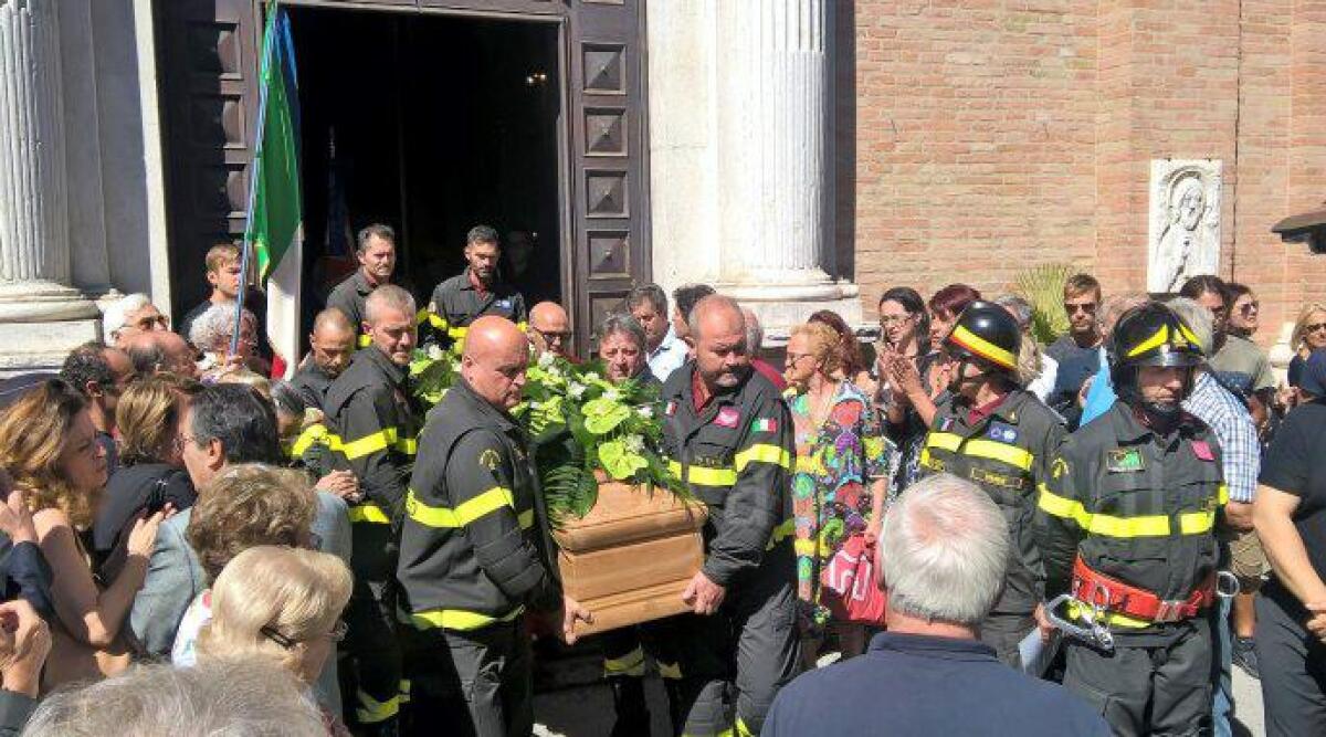 Rimini: il suono della sirena d&agrave; l'addio a Vincenzo Nusca, istruttore Vigili del Fuoco - 