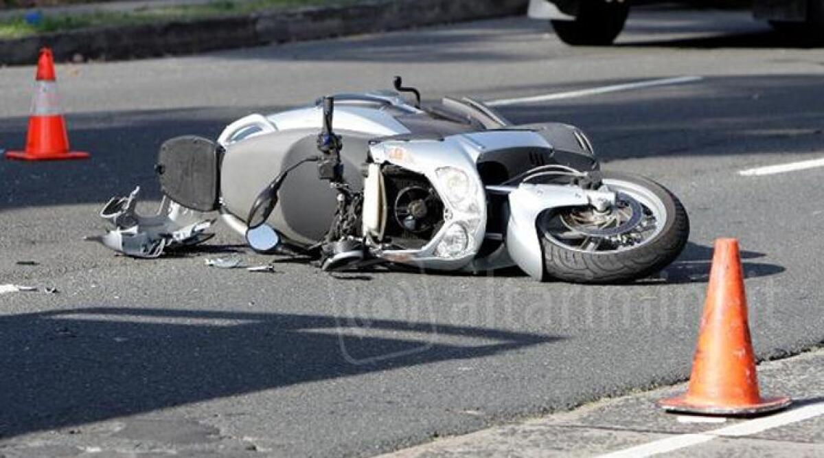 Cade dallo scooter, &egrave; grave: 69enne trasportato in codice rosso all'ospedale di Rimini - 