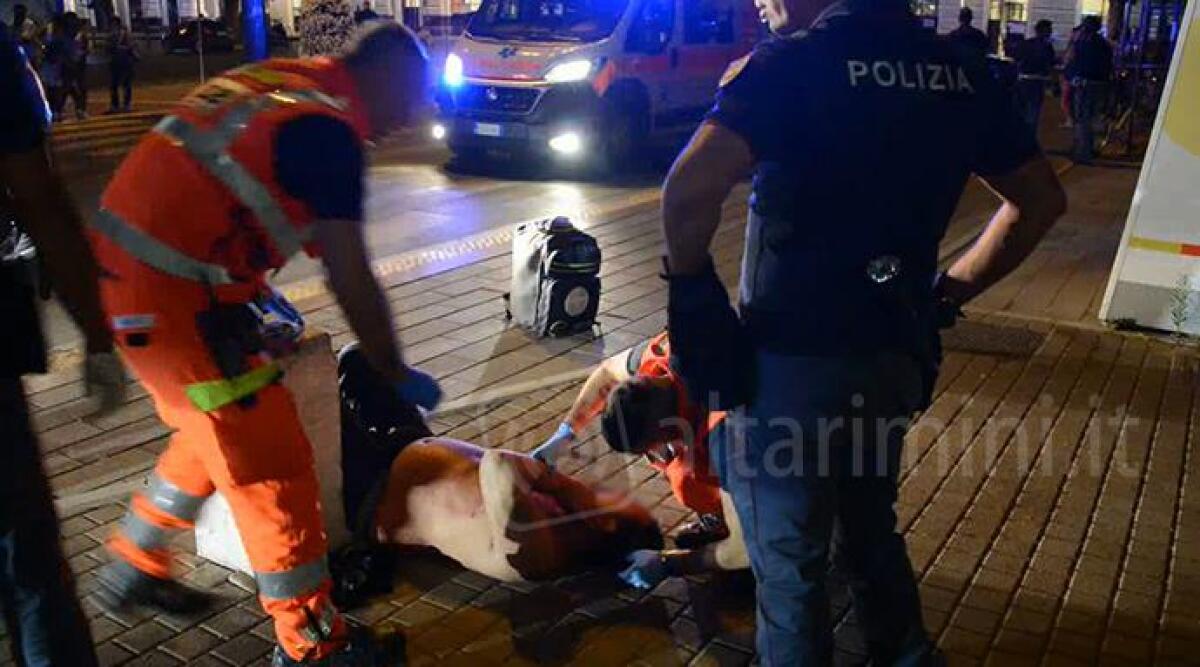 VIDEO: violenta lite nel piazzale della stazione di Rimini, due feriti con cocci di bottiglia - 