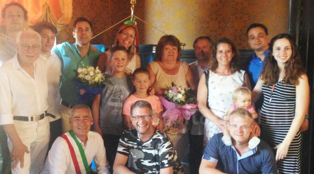 Oltre trent'anni di vacanze a Cattolica: il Sindaco premia due famiglie 'fedeli' alla Riviera -