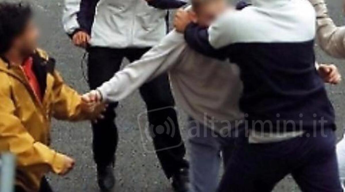 Minorenne picchiato a sangue da coetanei in spiaggia a Rimini, individuati i responsabili - 