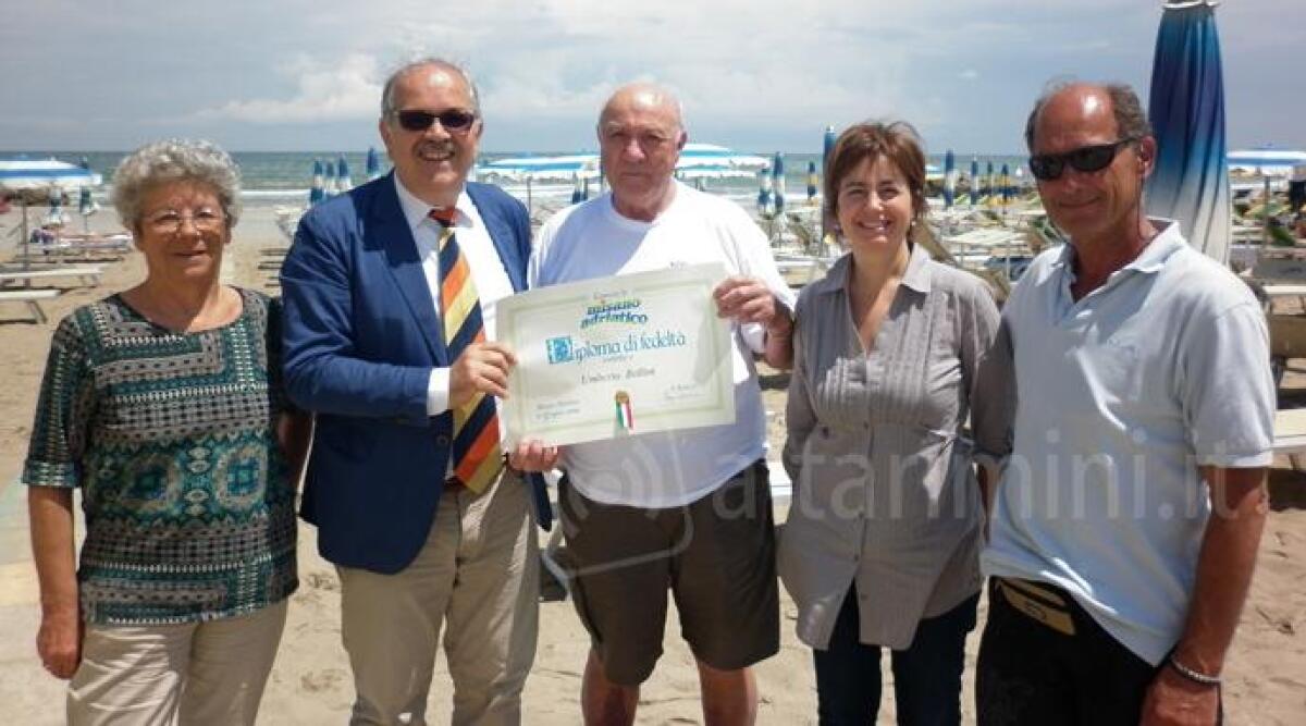 Misano premia i turisti fedeli: tra loro il perugino Umberto Bellini, 60 anni di fedeltà -