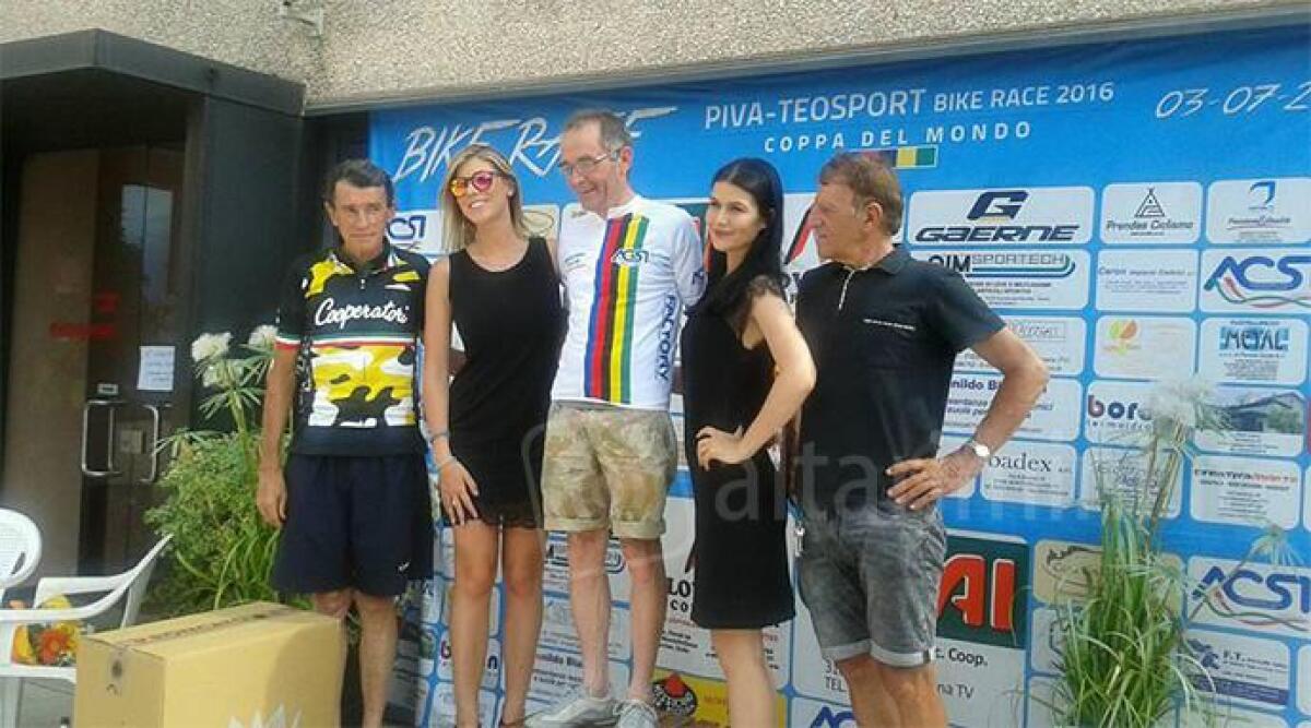 Ciclismo, a Montebelluna la coppa del mondo amatori. Manfroni sul traguardo a braccia alzate - 