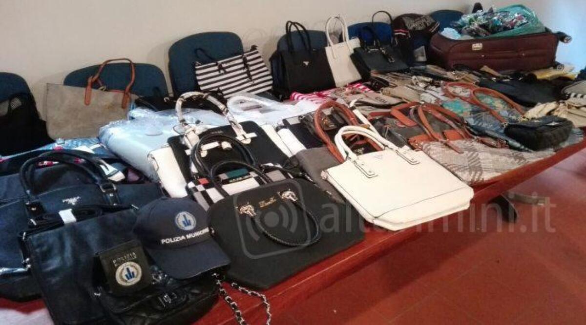 Rimini, due venditori abusivi bloccati in stazione: sequestrate una settantina di borse contraffatte - 