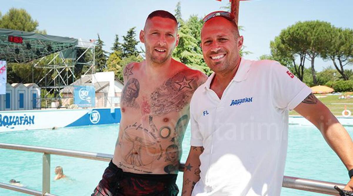 Il campione Marco Materazzi festeggia i 30 anni di Aquafan tra gli scivoli -