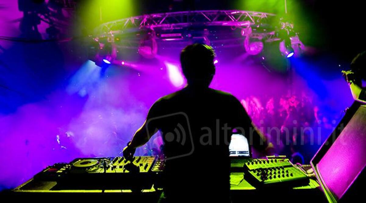 Discoteche a ritmo di evasione, controlli di Finanza e Siae: lavoro nero e violazioni diritto d’autore -