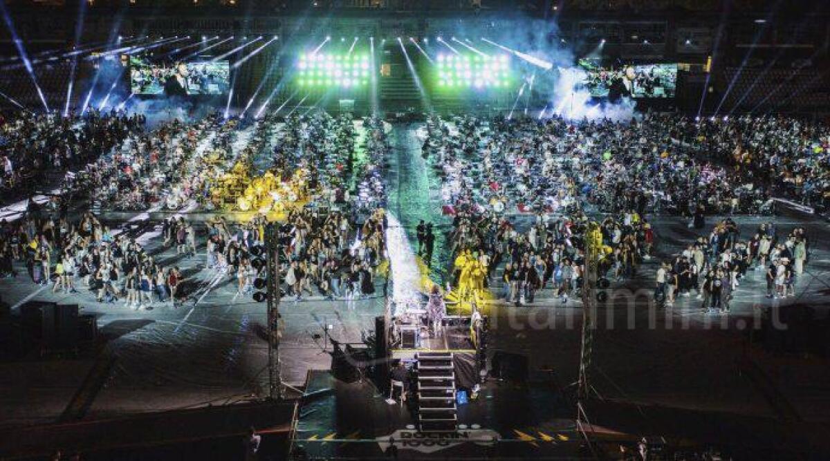 Rockin’ 1000 vince la sfida: 13.000 spettatori per 1.200 musicisti allo stadio Manuzzi. INTERVISTE -
