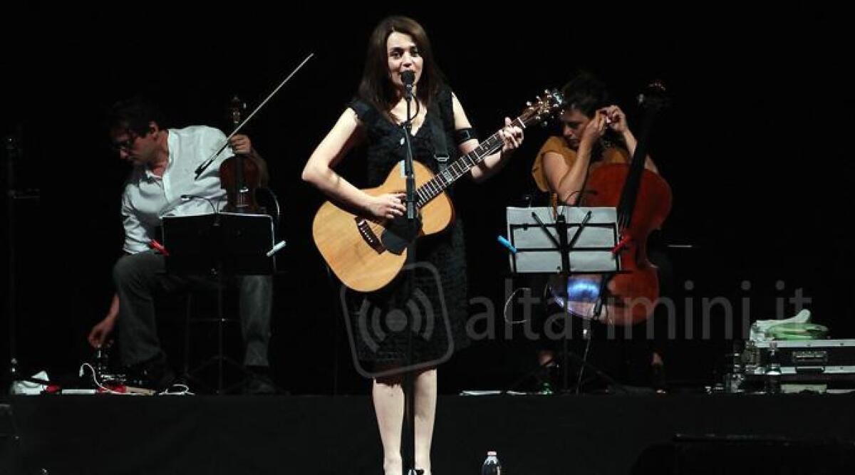 VIDEO: Notte Rosa, in 30mila a Rimini in piazzale Fellini per il concerto di Carmen Consoli -