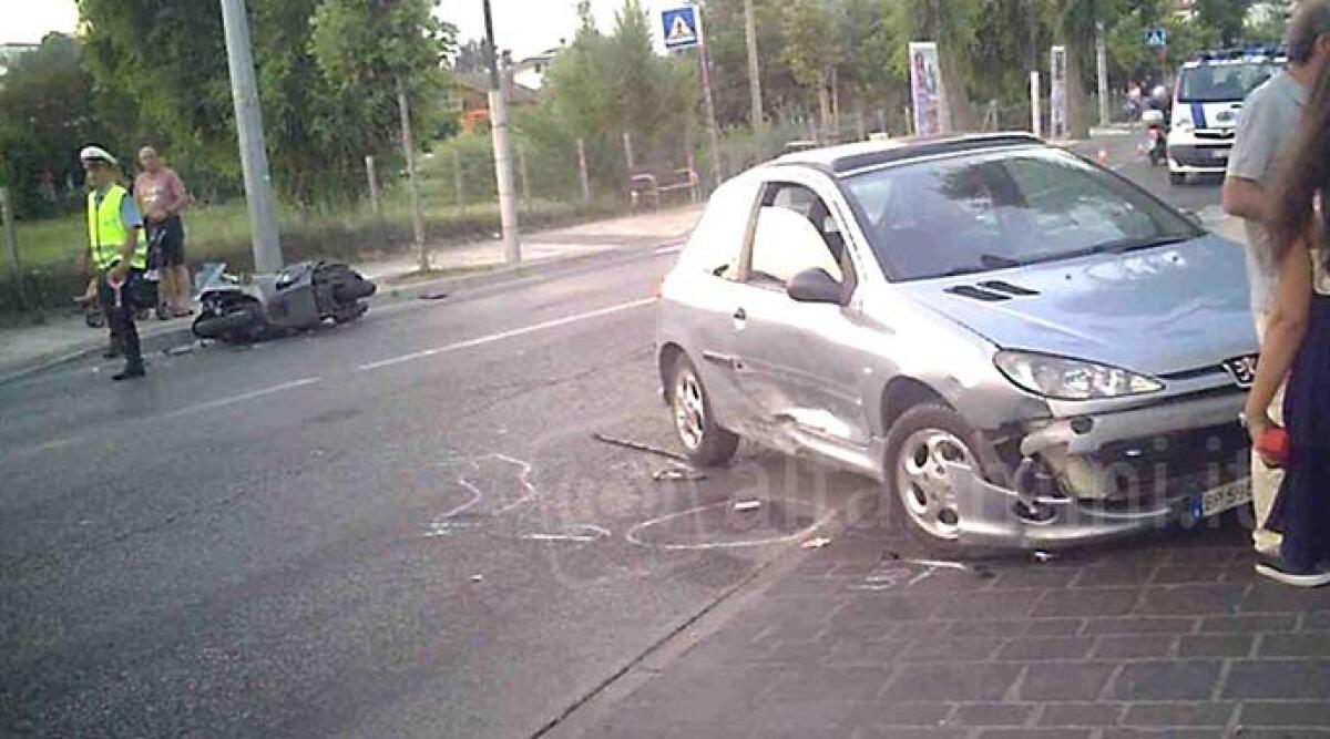 FOTO: Riccione, l'auto svolta e si scontra con uno scooter davanti al Beach Village. Giovane grave - 